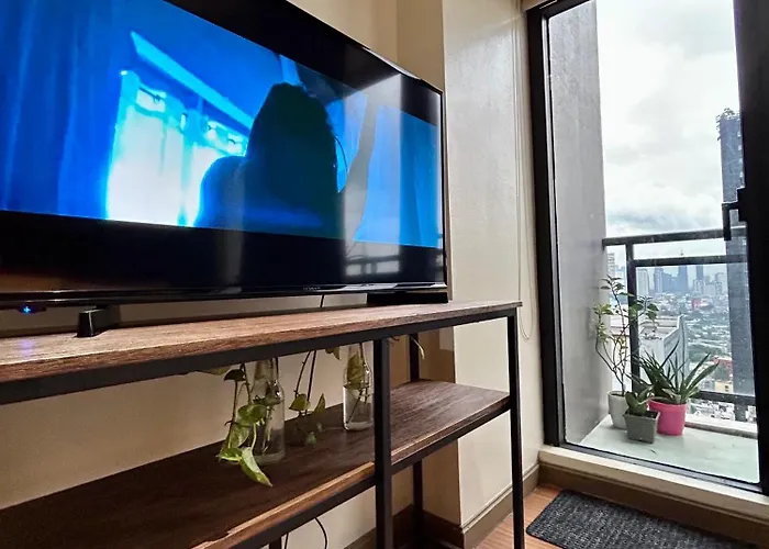 Living - Pool, Balcony, Gym, Fast Wifi * Manila