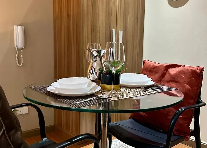 Living - Pool, Balcony, Gym, Fast Wifi *