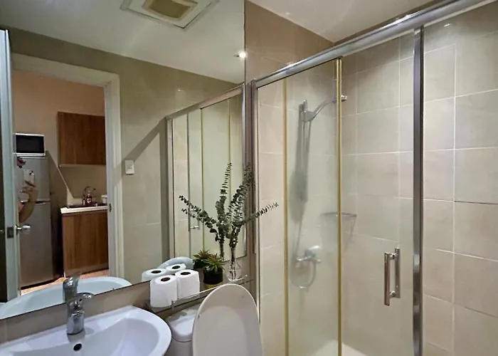 Living - Pool, Balcony, Gym, Fast Wifi Apartment *