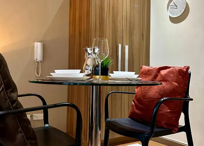 Living - Pool, Balcony, Gym, Fast Wifi Apartment *