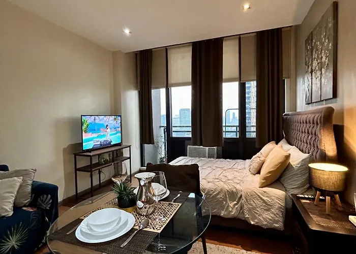 Apartment Living - Pool, Balcony, Gym, Fast Wifi