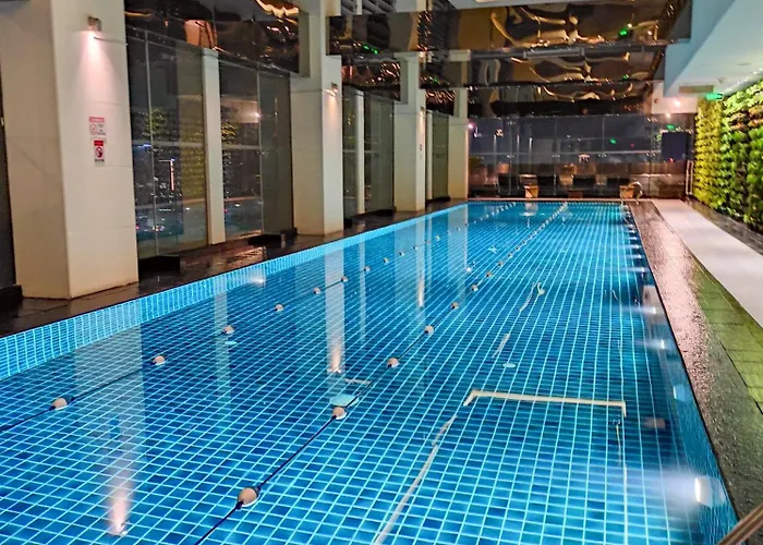 Living - Pool, Balcony, Gym, Fast Wifi *