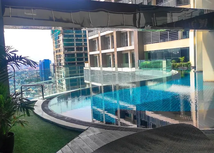 Apartment Living - Pool, Balcony, Gym, Fast Wifi *