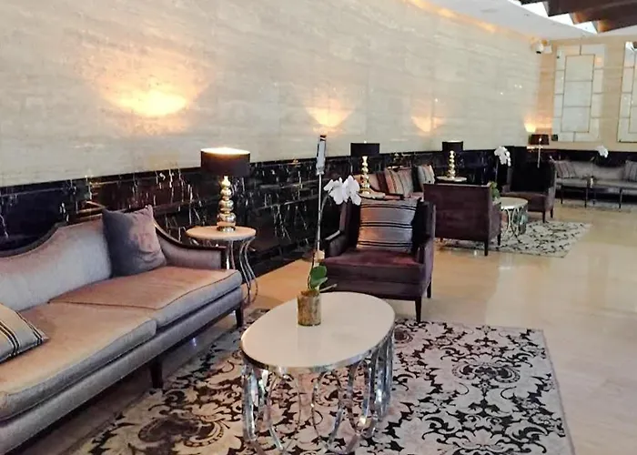 Apartment Living - Pool, Balcony, Gym, Fast Wifi *