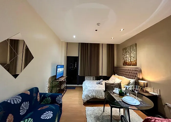 Apartment Living - Pool, Balcony, Gym, Fast Wifi *