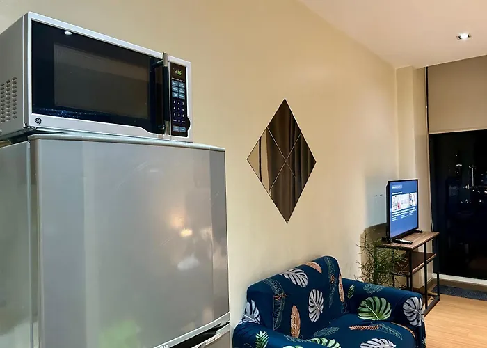 Living - Pool, Balcony, Gym, Fast Wifi Apartment *