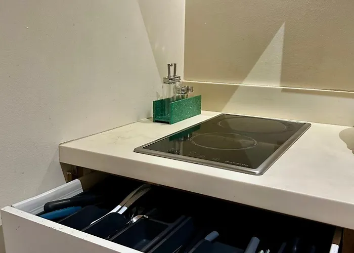 Apartment Living - Pool, Balcony, Gym, Fast Wifi
